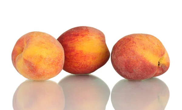 Спелые персики на белом фоне — стоковое фото