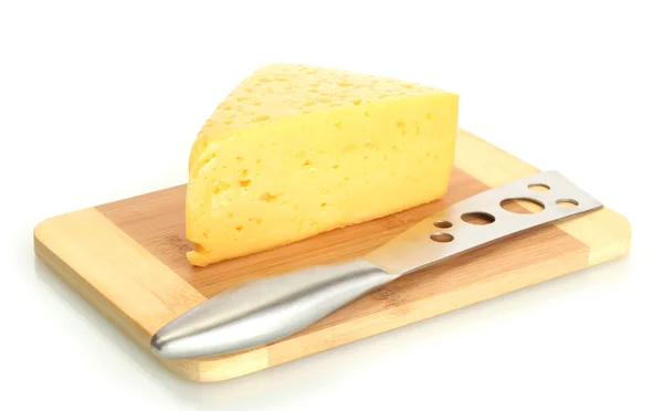 Chutné sýry a nůž na dřevěné prkénko, izolované na bílém — Stock fotografie