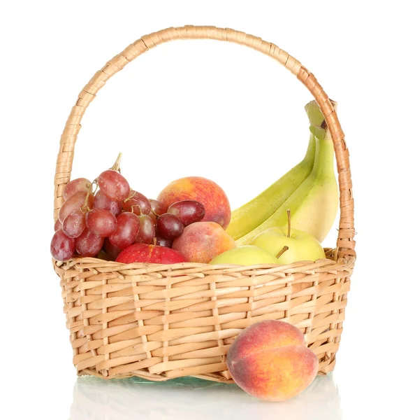 Frutti maturi in cesto isolato su bianco — Foto Stock