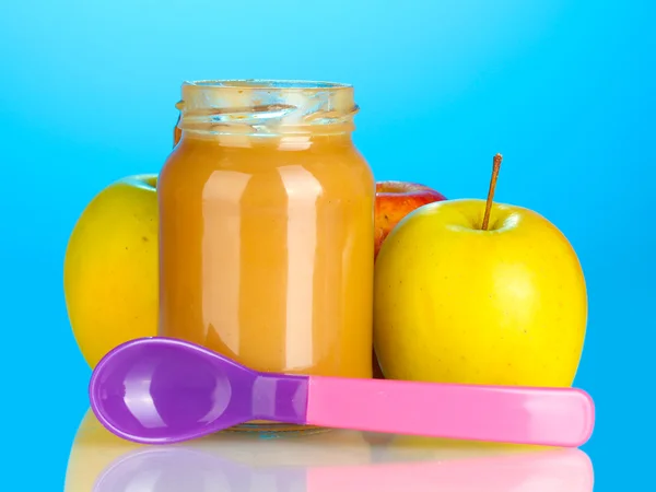 Банка с фруктами детское питание и ложка на красочном фоне — стоковое фото
