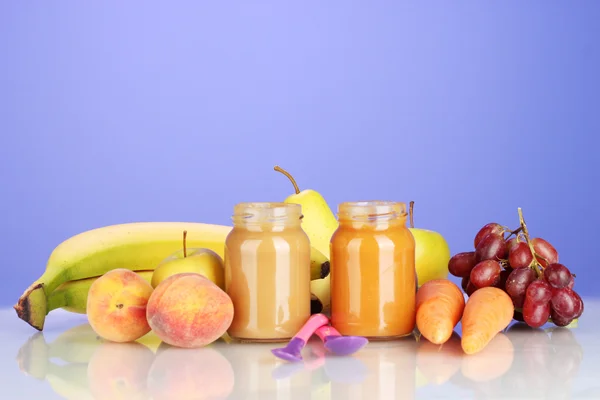 Gläser mit Obst und Gemüse Babynahrung und Obst und Gemüse auf buntem Hintergrund — Stockfoto
