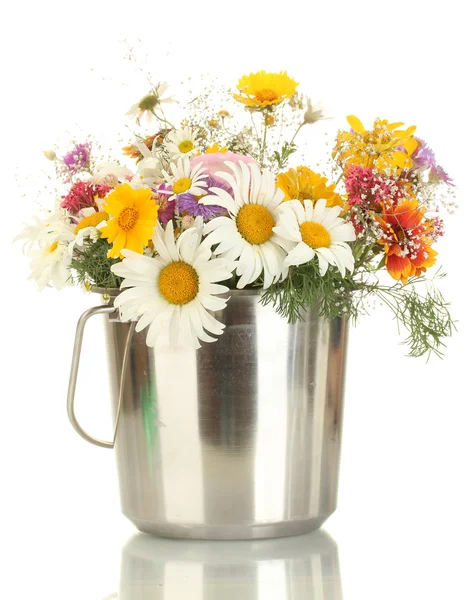 Belo buquê de flores silvestres brilhantes em balde de metal, isolado em branco — Fotografia de Stock