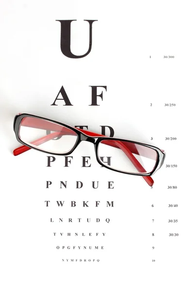 与眼镜特写的视力测试图 — 图库照片
