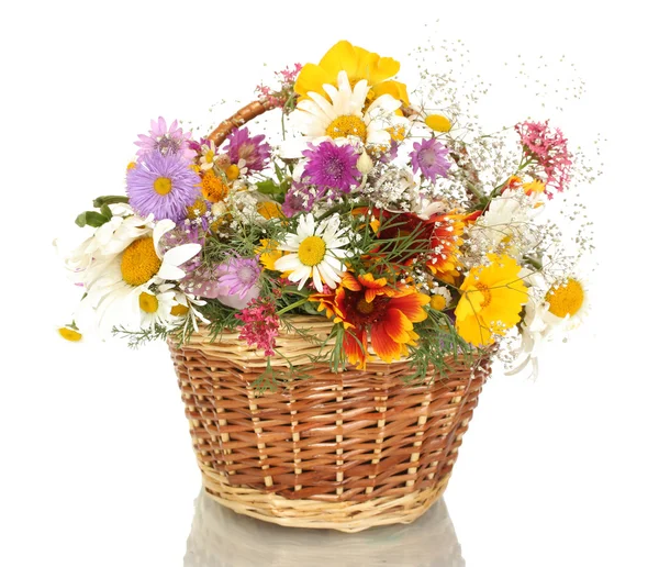 Belo buquê de flores silvestres brilhantes em cesta, isolado em branco — Fotografia de Stock