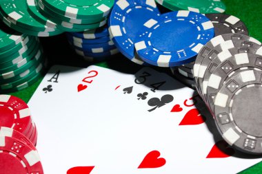 kartları ve yeşil masada Poker fişleri