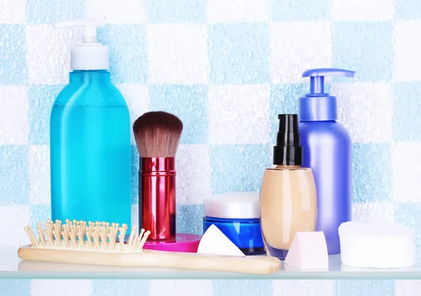 Prateleira com cosméticos e produtos de higiene pessoal no banheiro — Fotografia de Stock