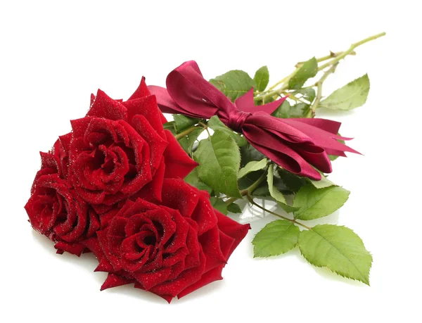 Τρία πανέμορφα κόκκινα τριαντάφυλλα με σταγόνες που απομονώνονται σε λευκό — Φωτογραφία Αρχείου