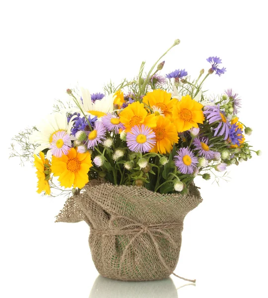 Belo buquê de flores silvestres brilhantes em vaso de flores, isolado em branco — Fotografia de Stock