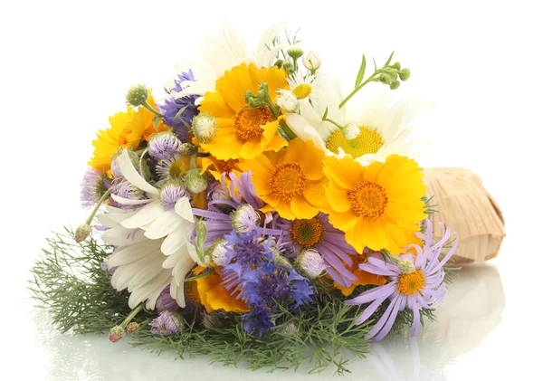 Beau bouquet de fleurs sauvages lumineuses, isolé sur blanc — Photo