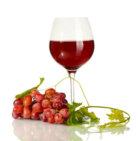 Ποτήρι κρασί και ώριμα σταφύλια που απομονώνονται σε λευκό — Φωτογραφία Αρχείου
