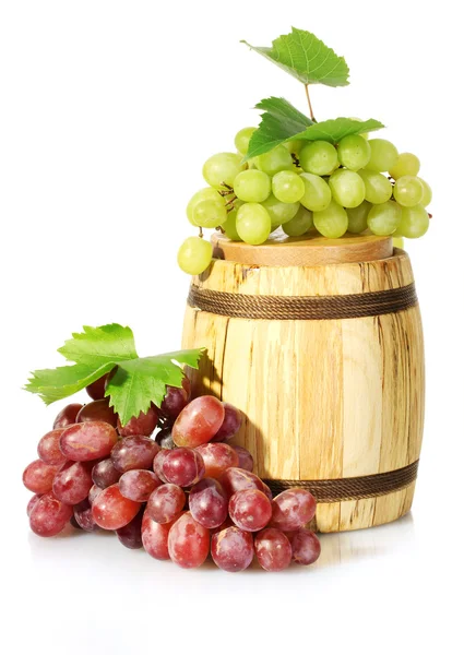 每桶酒和成熟的葡萄上白色隔离 — 图库照片