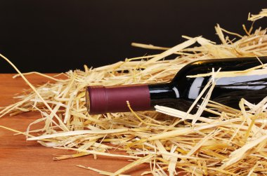 saman üzerinde kahverengi zemin üzerine ahşap masa üzerinde büyük şarap şişesi
