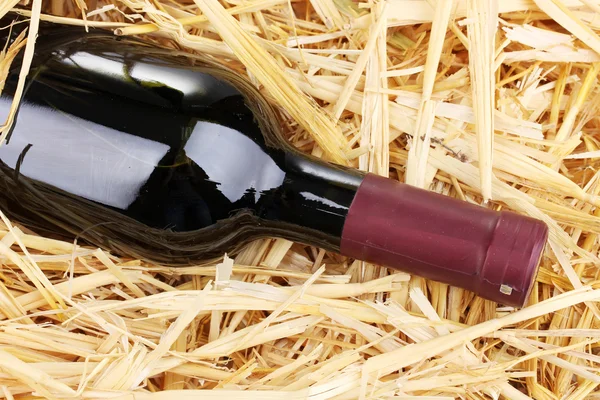 Láhev značkového vína na seno — Stock fotografie