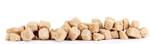 Cubes de sucre de canne brun gros isolés sur blanc — Photo