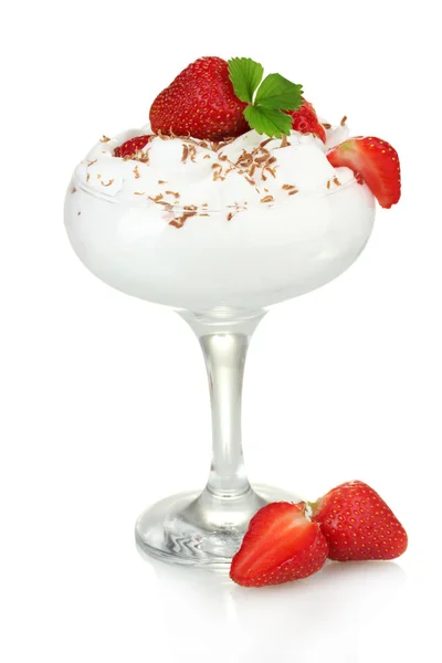 成熟的草莓奶油白色上孤立 glass — 图库照片