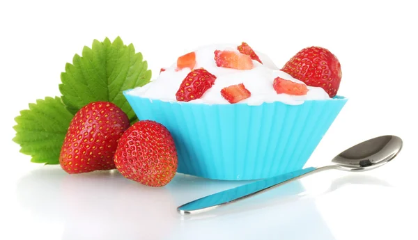 Επιδόρπιο με φράουλες και κρέμα που απομονώνονται σε λευκό — Φωτογραφία Αρχείου