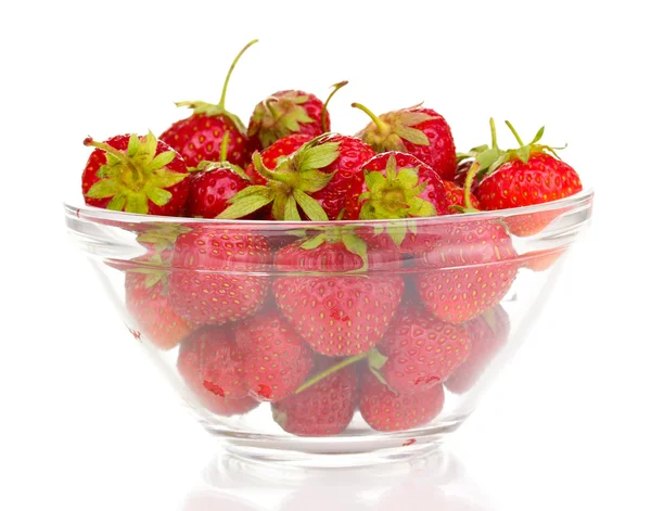 Fresas dulces maduras en tazón de vidrio aislado en blanco — Foto de Stock