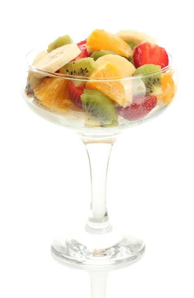 Čerstvé ovoce salát izolované na bílém — Stock fotografie
