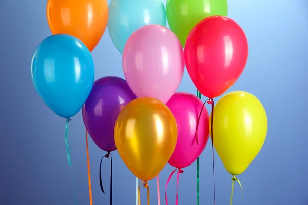 Πολύχρωμα μπαλόνια σε κοντινό πλάνο μπλε φόντο — Φωτογραφία Αρχείου