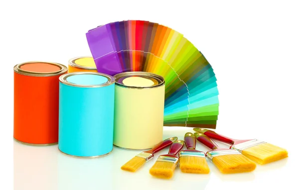 Blikjes met verf, penselen en helder palet van kleuren geïsoleerd op wit — Stockfoto