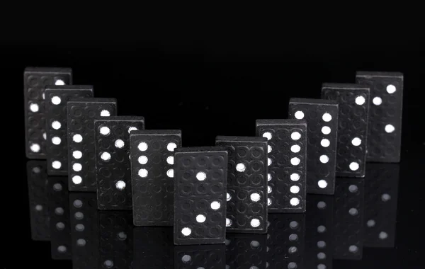 Dominoer isolert på svart – stockfoto