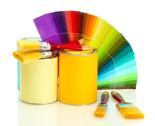 Boîtes de conserve avec peinture, pinceaux et palette lumineuse de couleurs isolées sur blanc — Photo