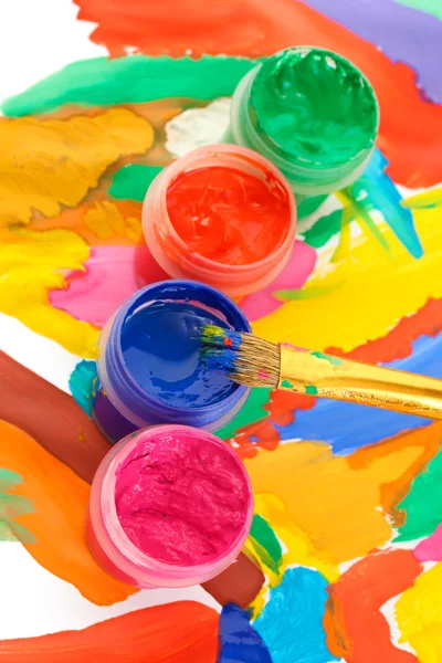 Potten met kleurrijke gouache op een helder beeld close-up — Stockfoto