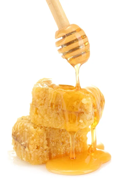 ゴールデン ハニカムと白で隔離される蜂蜜と木製 drizzler — ストック写真