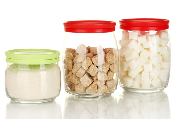 Sklenice s paušální hnědý třtinový cukr, bílé krystalky cukru a bílé kusový cukr izolovaných na bílém — Stock fotografie