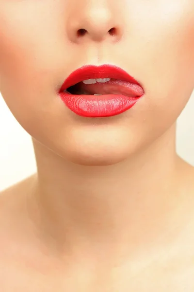 Vacker make up av glamour röda glansläppar — Stockfoto