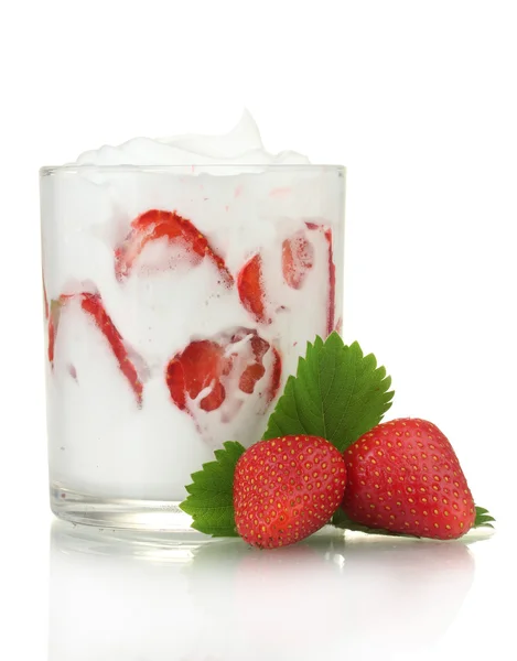 Cam ve çilek beyaz izole lezzetli yoğurt — Stok fotoğraf