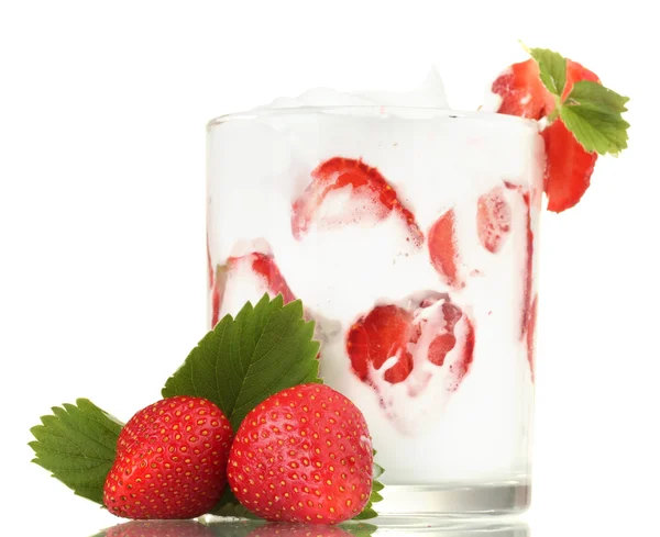 Savoureux yaourt en verre et fraises isolé sur blanc — Photo