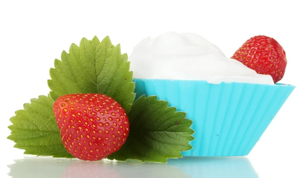 Dessert con fragole e panna isolata su bianco — Foto Stock