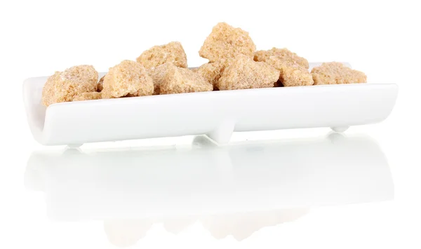 Lombo de cana marrom cubos de açúcar na placa isolada em branco — Fotografia de Stock