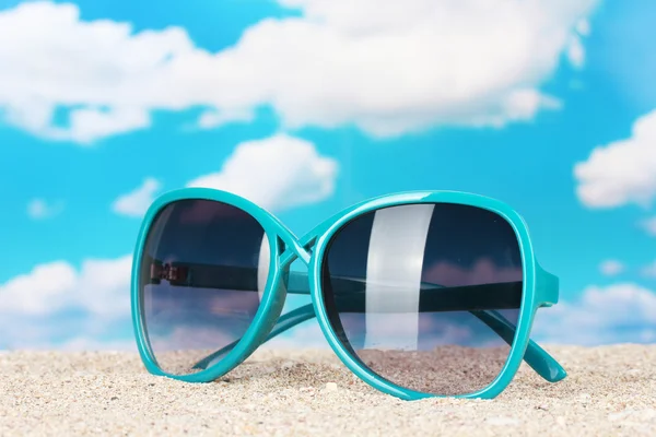 해변에서 우아한 여자의 선글라스 — 스톡 사진