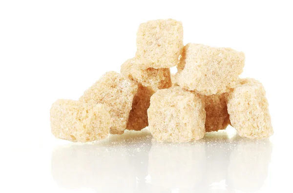 Hnědý třtinový cukr kostky izolované na bílém — Stock fotografie