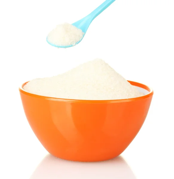 Un bol coloré plein de sucre blanc avec une cuillère lumineuse sur fond blanc close-up — Photo