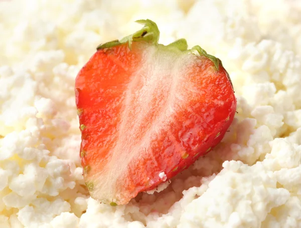 कॉटेज पनीर पर स्ट्रॉबेरी बंद-अप — स्टॉक फ़ोटो, इमेज