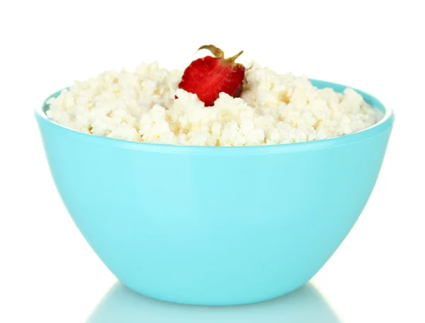 Cottage cheese with strawberry in blue bowl isolated on white — Stock Photo, Image