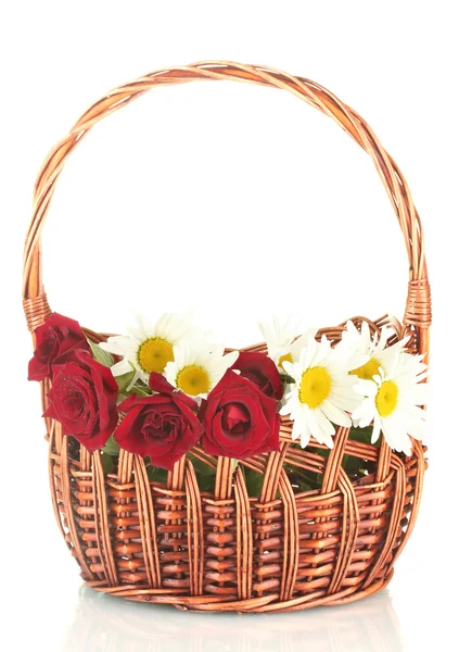 Una cesta de rosas y margaritas aisladas sobre fondo blanco —  Fotos de Stock