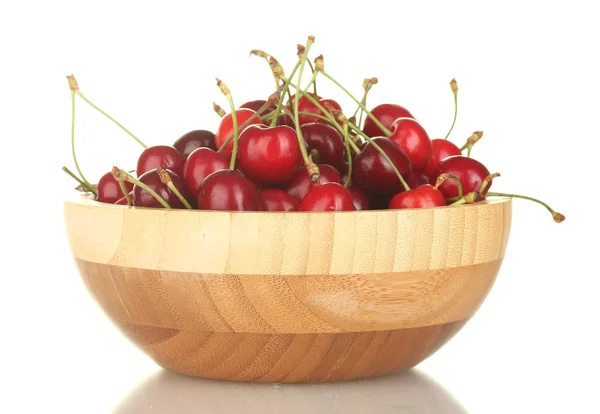 Körsbär i trä skål isolerad på vit — Stockfoto