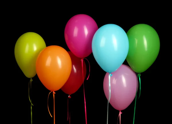 Kleurrijke ballonnen geïsoleerd op zwarte achtergrond — Stockfoto