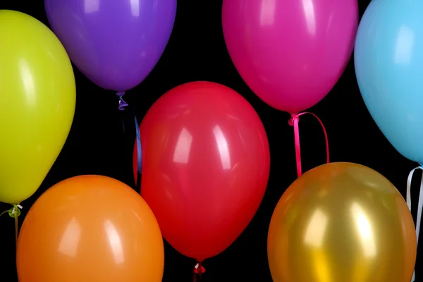 Kolorowe balony na białym tle na czarnym tle — Zdjęcie stockowe