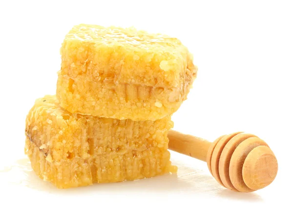 Favos de mel dourados e drizzler de madeira isolado em branco — Fotografia de Stock
