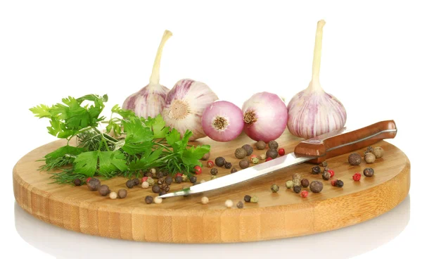 Cipolla giovane e aglio con verde fresco su un tagliere isolato su bianco — Foto Stock