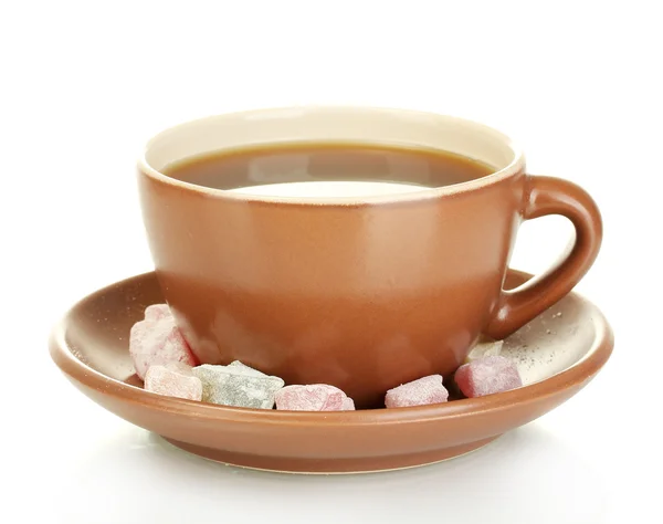 一杯茶的白色上孤立的美味土耳其软糖 — 图库照片