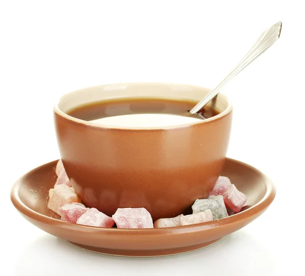 Una tazza di tè con una deliziosa delizia turca isolata sul bianco — Foto Stock