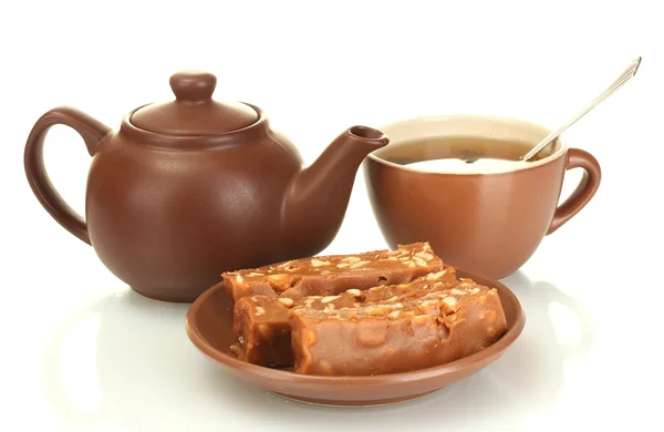 Teekanne mit Tasse und Untertasse mit süßem Serbet isoliert auf weiß — Stockfoto