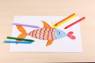Ahşap zemin üzerine altın balık ve kalem çocuk çizim