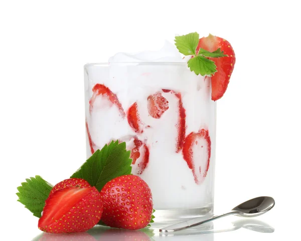 Yogur sabroso en vidrio y fresas aisladas en blanco — Foto de Stock